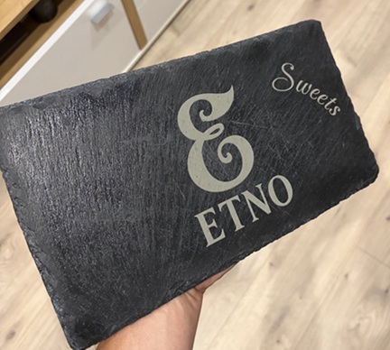 Detailaufnahme einer Lasergravur auf einem runden Werkstück