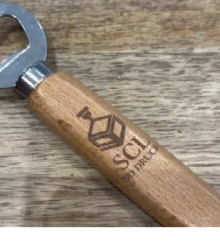 Personalisierter Flaschenöffner mit Lasergravur